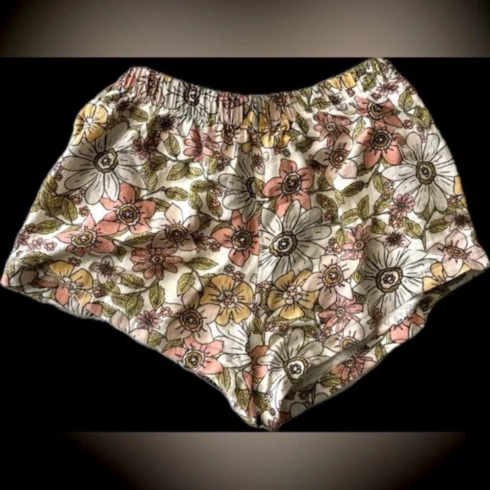 Small super soft sexy short short in taupe floral size small like new vintage!
